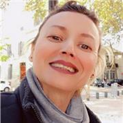 Professeur en soutien scolaire donne cours de Français pour élèves en petite section,collège